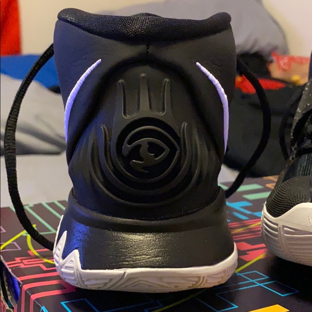 Black/White Kyrie 6 - Picture 2 of 4